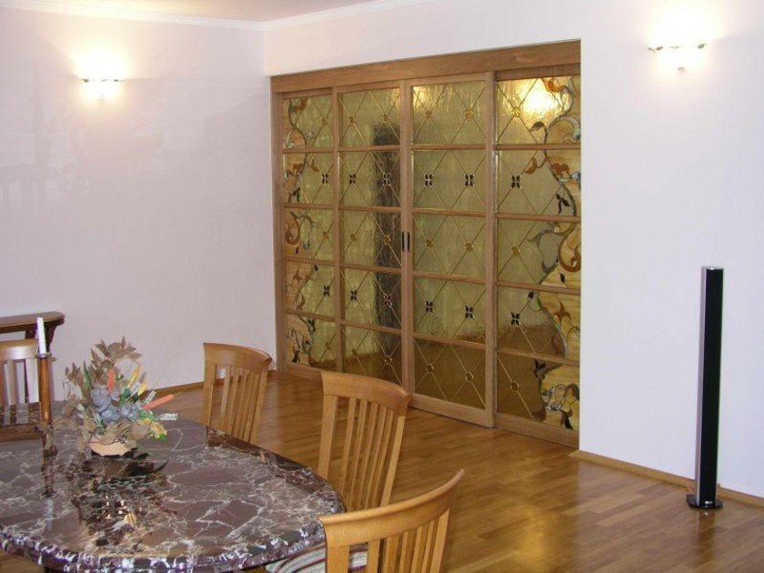 Перегородка для гостиной с цветным стеклом и декоративными вставками Черемхово