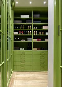 Г-образная гардеробная комната в зеленом цвете Черемхово