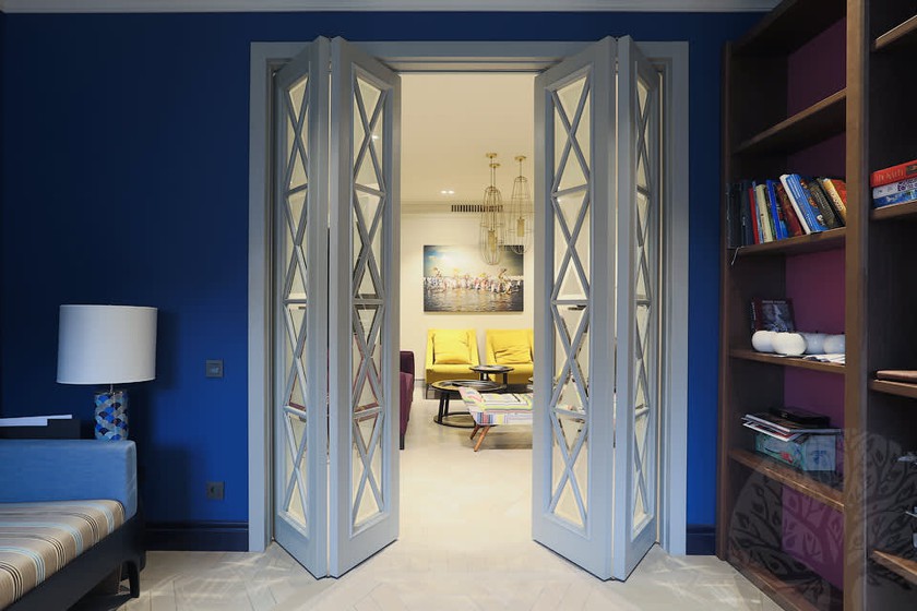 Двери гармошка  для гостиной со стеклами с разделителями Черемхово