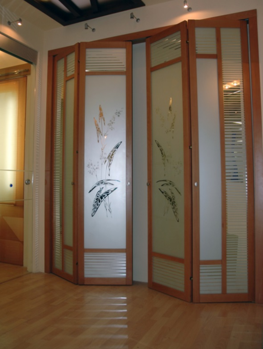 Широкие двери гармошка с матовым стеклом и рисунком Черемхово